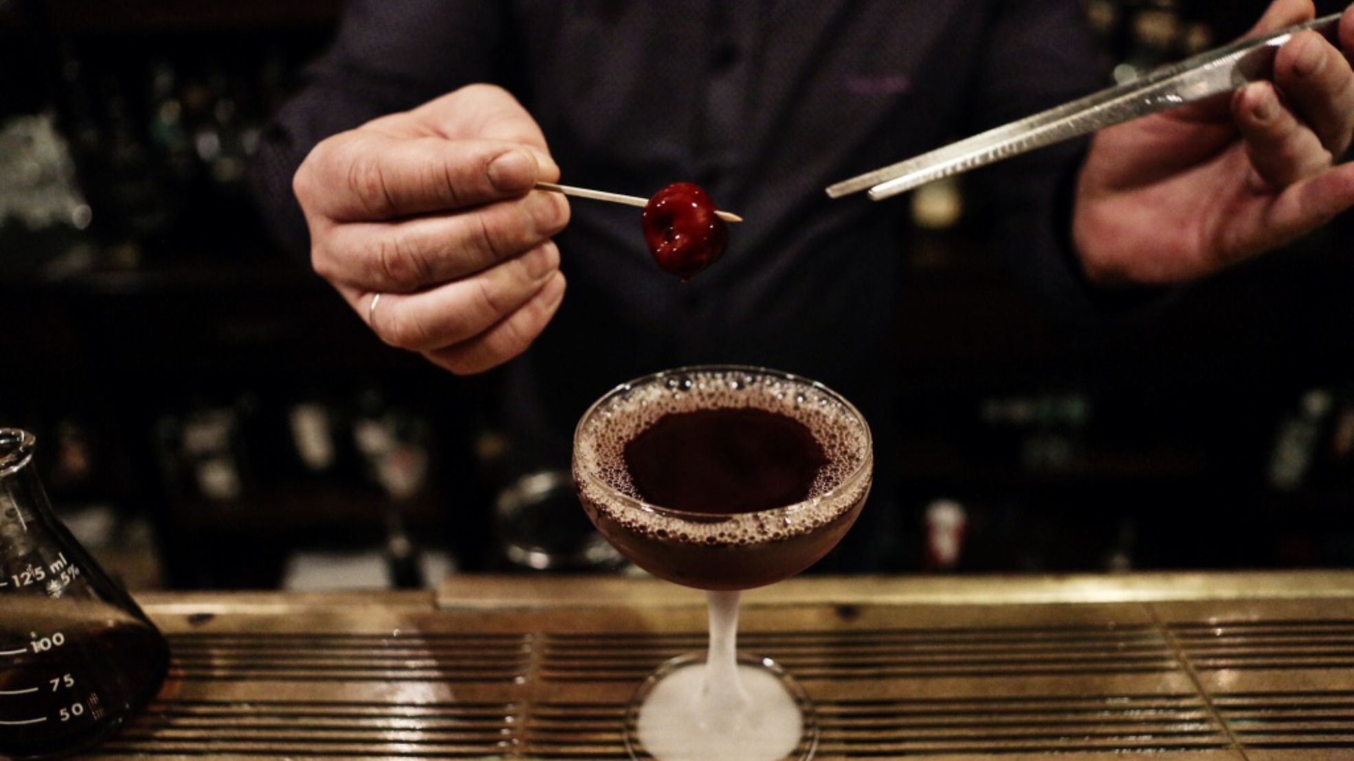«Вливаем коктейль. И добавляем туда одну маленькую вишенку. До этого она «отлеживалась» в бренди»