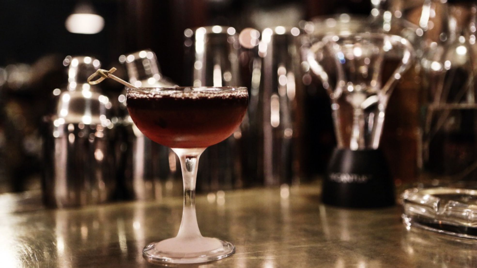 «Заблуждается тот, кто считает, что в коктейль нужно добавлять как можно больше ингредиентов. Чем меньше компонентов, тем коктейль лучше. Все знаменитые напитки получались по такому принципу. Главное – найти баланс»