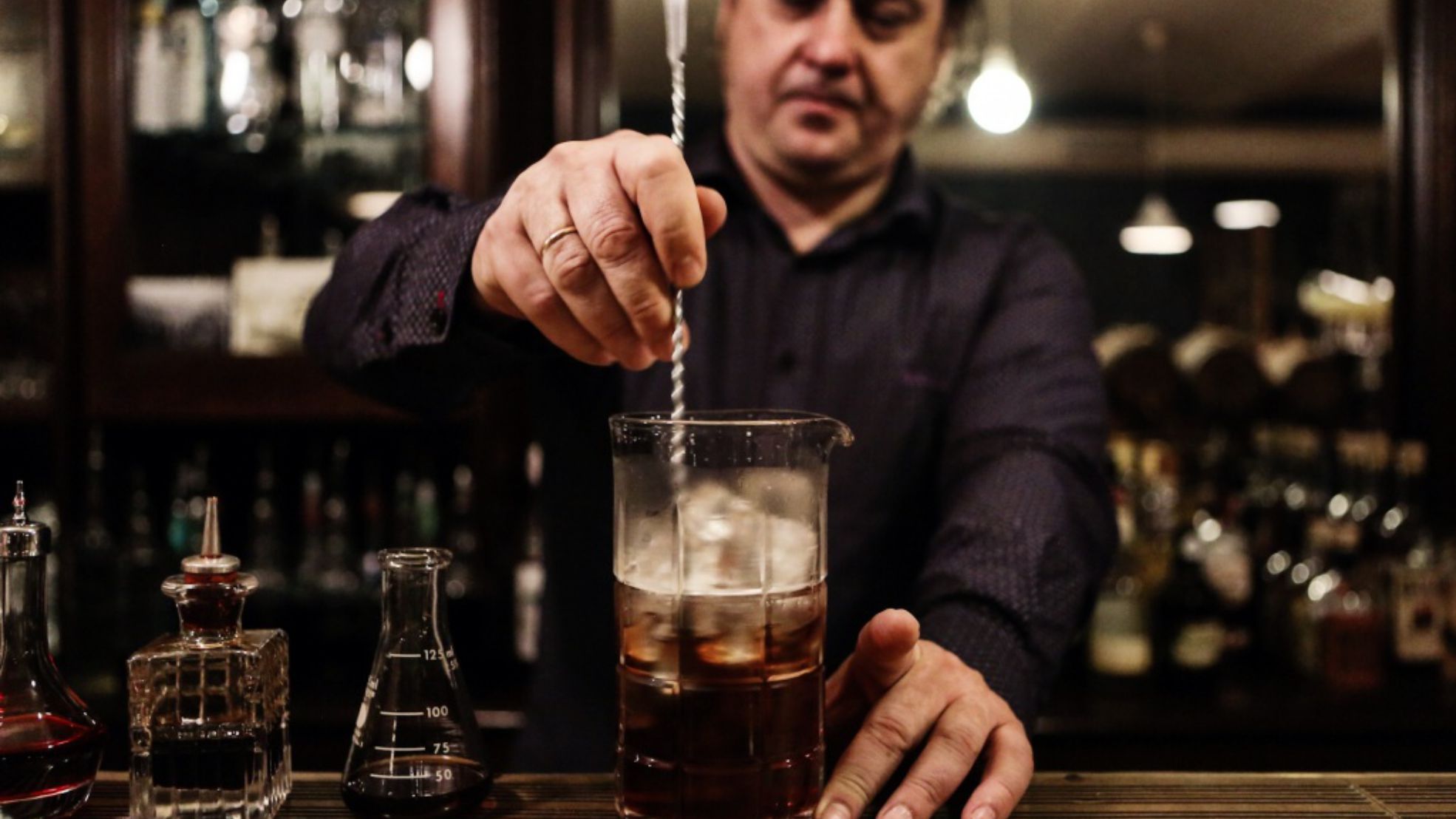 «Напиток должен хорошенько усесть, поэтому тщательно перемешиваем. Шейкер при этом нам вообще не понадобится»