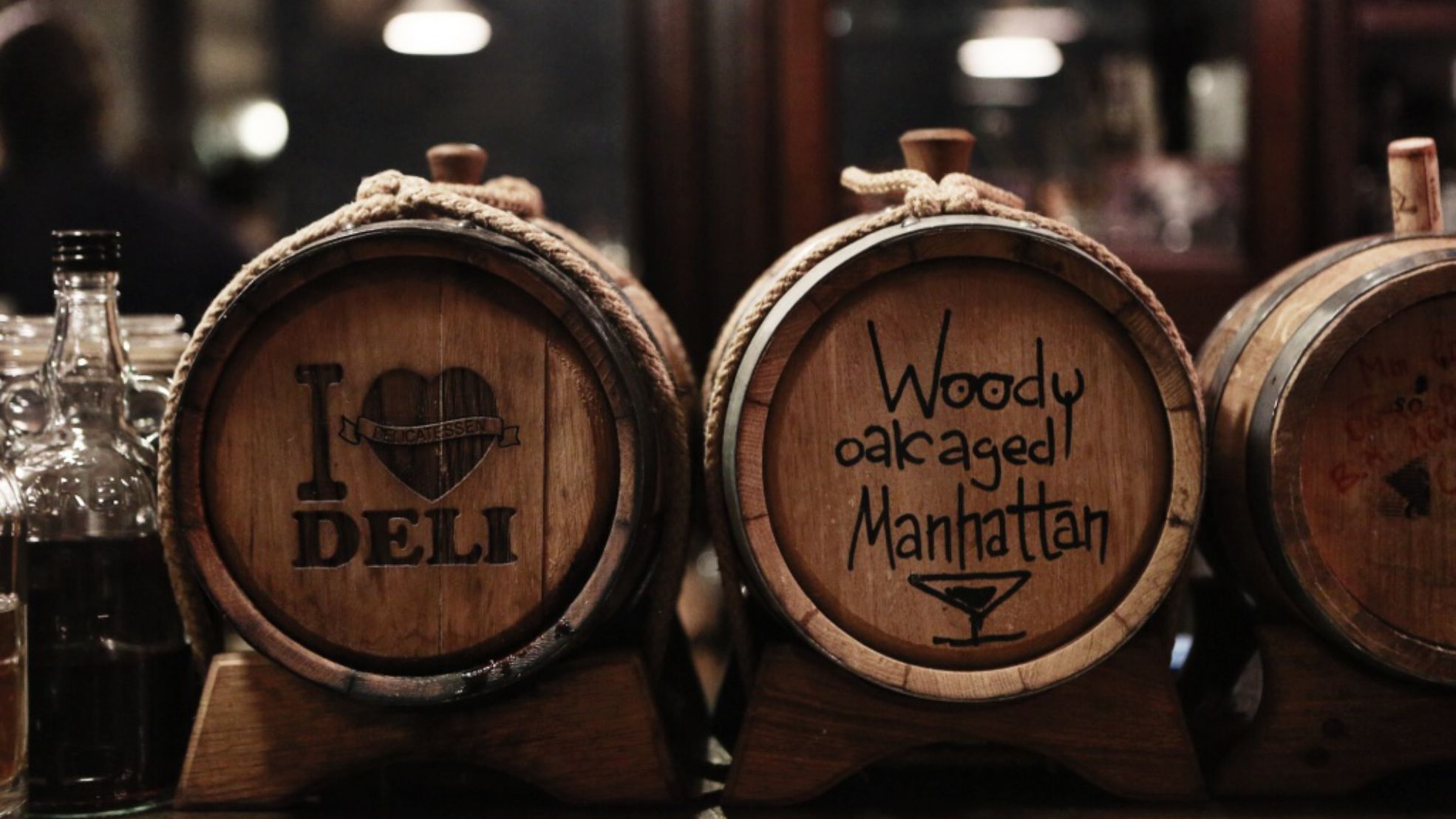 «В какой-то момент херес с бурбоном я стал выдерживать в дубовых бочках – в принципе, для того чтобы они немного «поженились». Маленькие бочки к тому же работают быстрее»