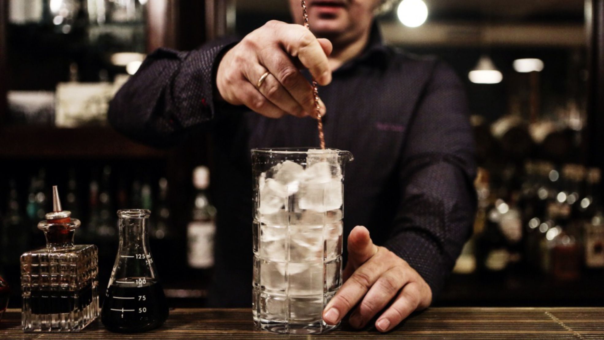 «Беру лед, перемешиваю кубики в бокале. Чем больше льда, тем лучше – медленнее напиток будет остывать. Так что льда не стоит бояться. Но чтобы не было переизбытка воды, лишнюю, стаявшую, я обычно выливаю сразу»