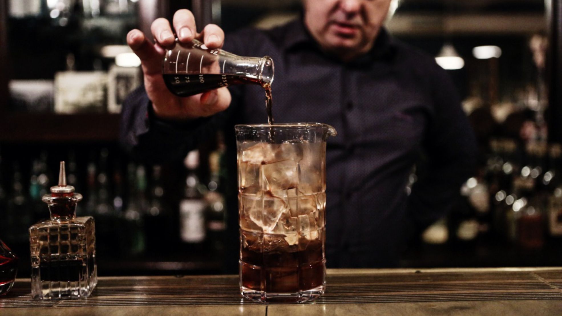 «Сначала вливаем биттеры, по чуть-чуть. Потом сразу наш премикс из хереса»