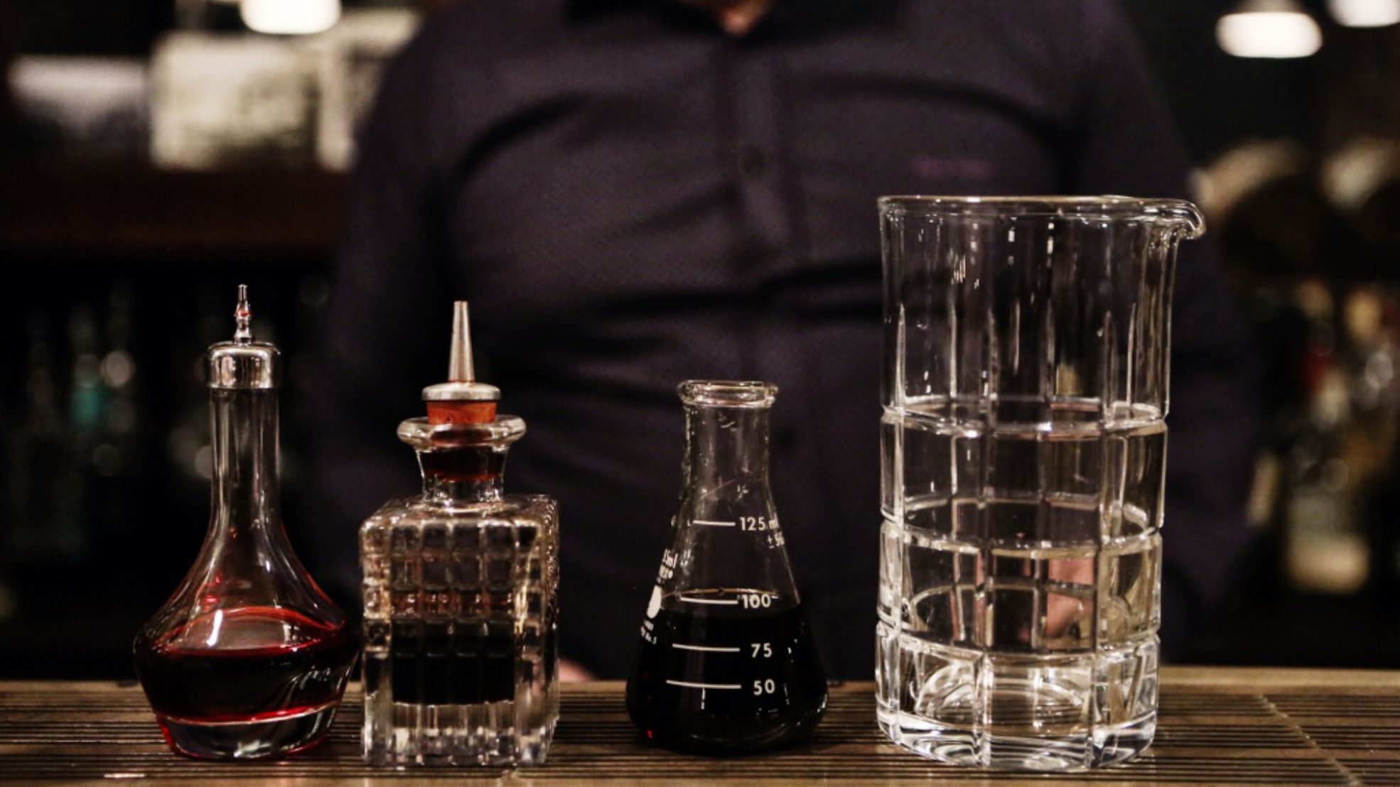 «К своему премиксу из хереса я заранее, еще в бочку, добавляю густой бальзамический уксус. Но это уже фишки. Туда же уходит 50 мл хереса 30-летнего. Сейчас главное – достать биттеры, «Пишо» и «Ангостура». В оригинале ведь коктейль состоит из алкоголя, биттера, сахара и воды»