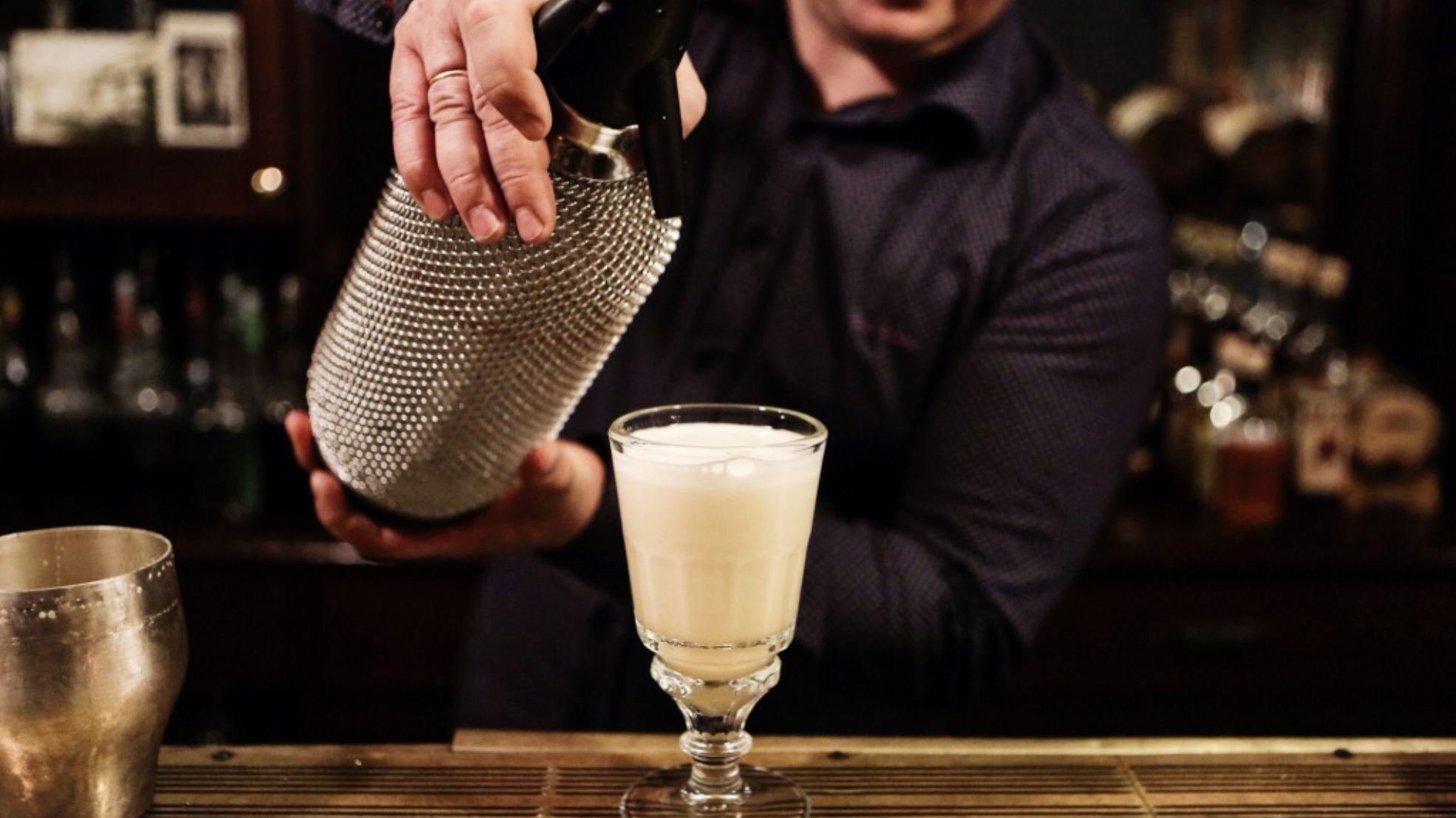 «Осталось поднести сифон и надеть сверху такую пышную, почти пивную шапку. Пить надо сразу, пока все это не осело!»