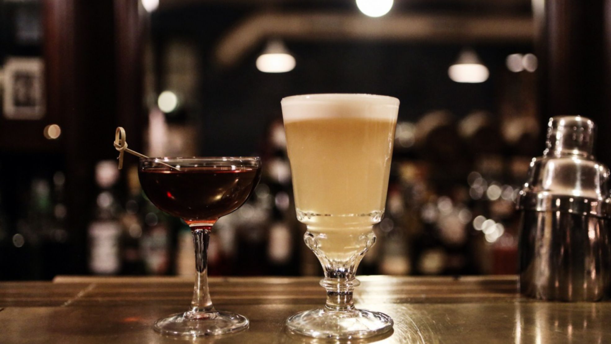 «Главное в этом коктейле – скотч, настоенный на айве. Получается что-то похожее на кисель. Специально для этого раз в год мы готовим айвовое варенье. Оно тягучее, и немного горчит. Как раз то, что надо для коктейля типа сауэр, несладкого»