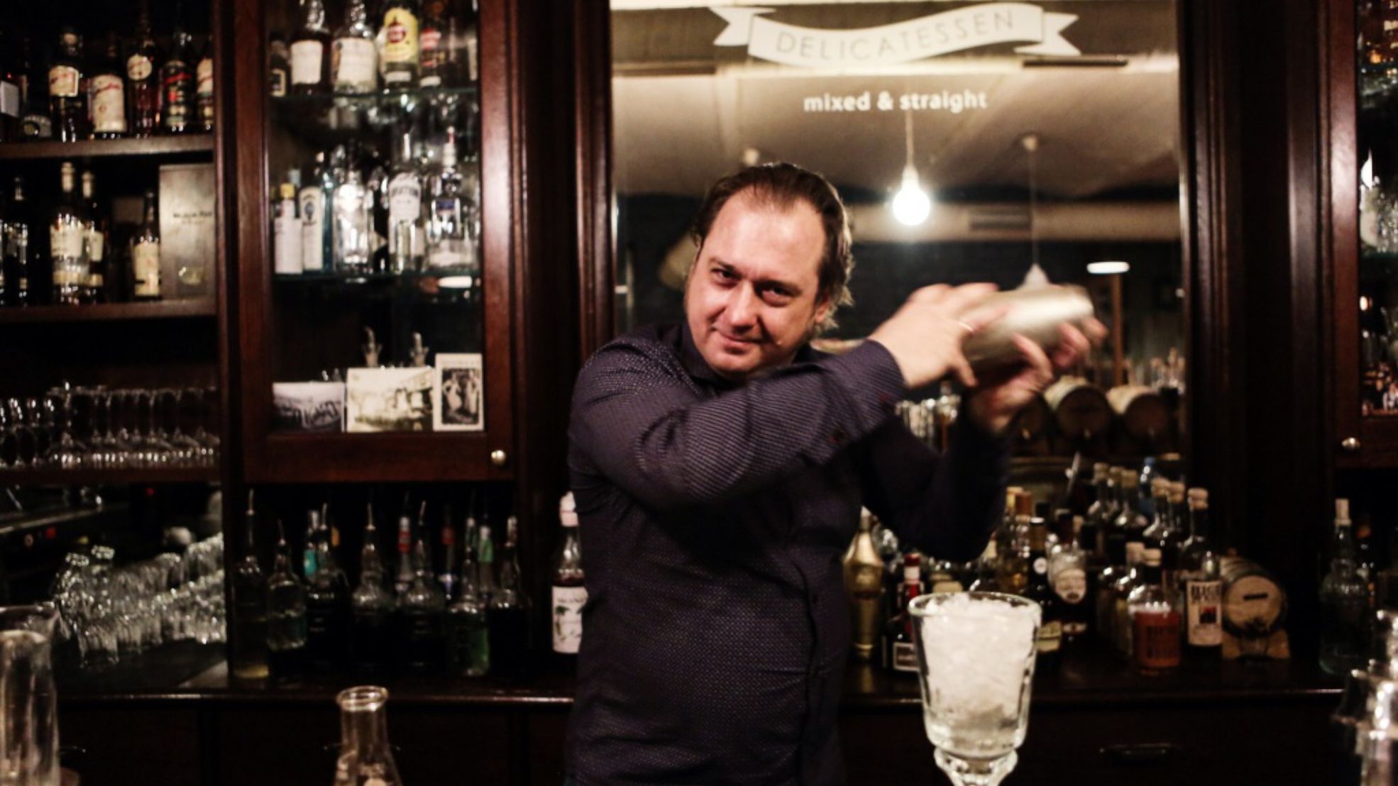 «Теперь самое главное – это хорошенько растрясти, взбить. Вообще стандартные пропорции сауэра – 4-2-1: четыре доли крепкого, две кислого, одна сладкого»