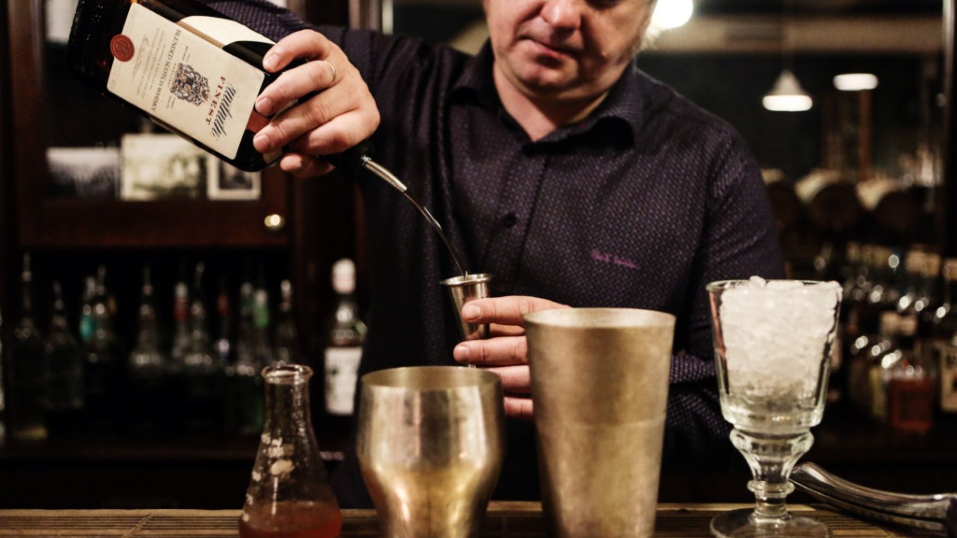 «К лимонному соку и айвовой настойке добавляем немного скотча. Сюда же – сахарный сироп, чтобы сбить кислоту и горечь. И вот еще небольшое ноу хау – пастеризованный белок, обычный куриный. Его туда же»