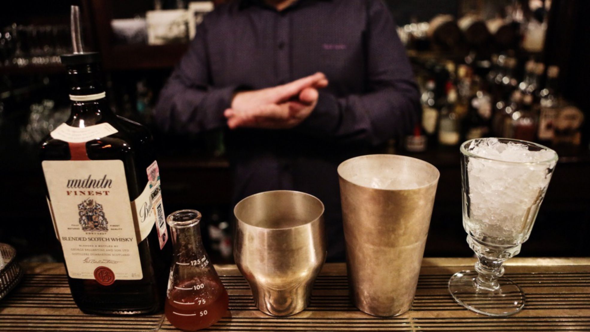 «Пока поставим лед в один стакан, чтобы он охладился – сюда будем наливать готовый коктейль»