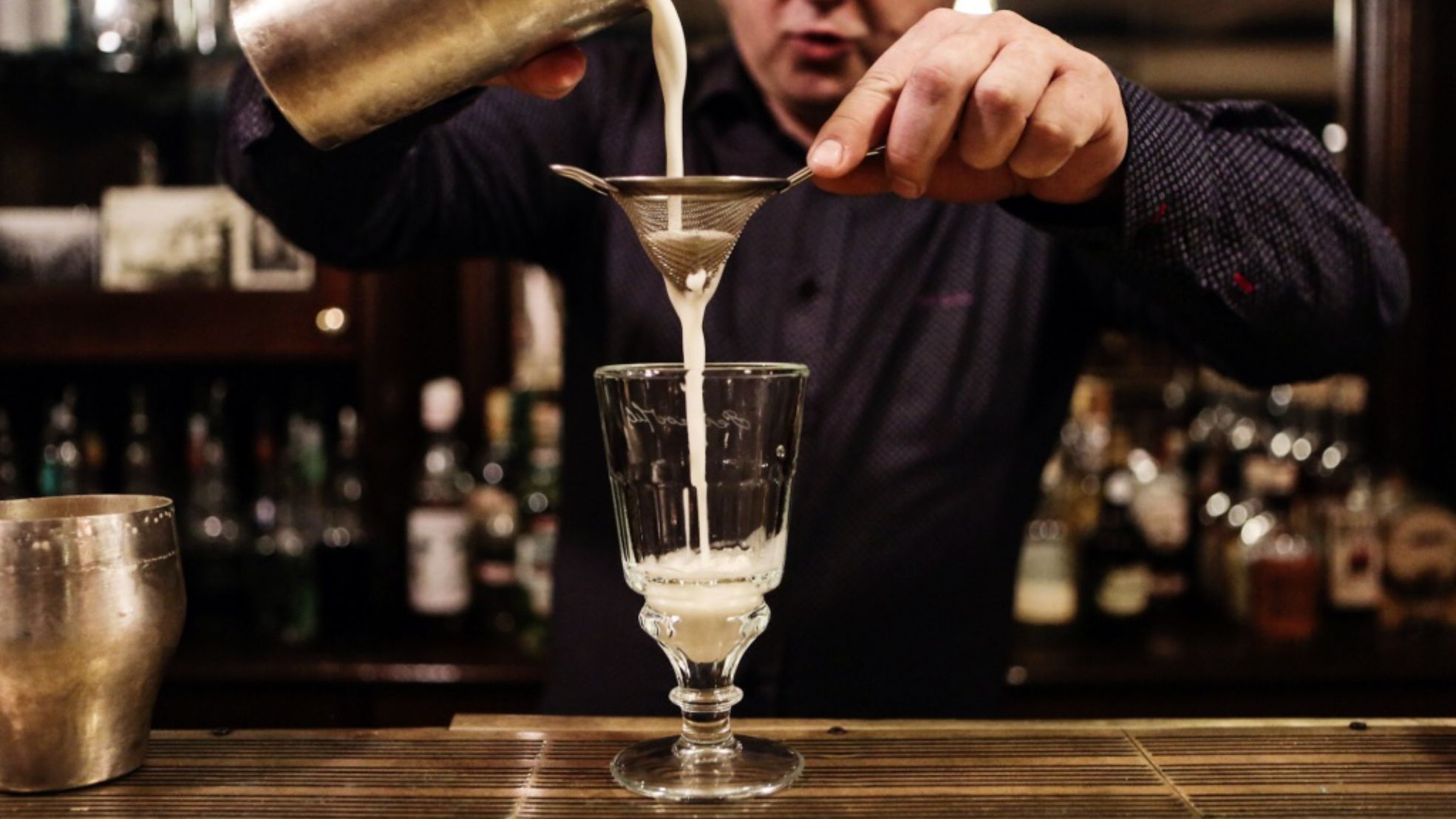 «После того, как взбили, аккуратно вливаем в охлажденный заранее стакан (мы выбросили оттуда весь лед – он больше не пригодится). Видите, яичный белок дал особую пышность и цвет»