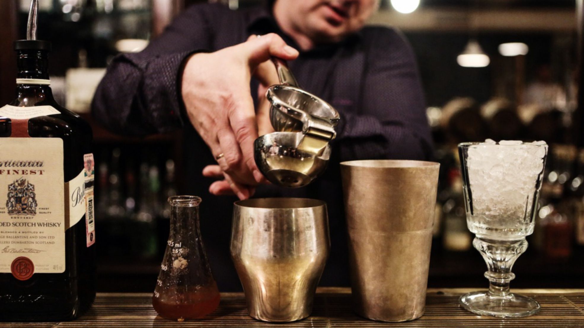 «Но сначала в отдельный стакан со льдом, где мы все это смешиваем, выжмем сок половины лимона. Теперь возьмем абсолютно любой бленд скотча, подойдет и самый недорогой»