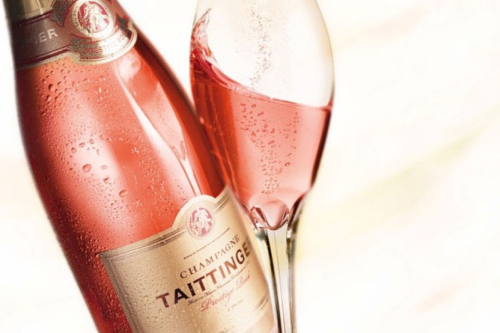 Розовые вина кб. Розовое вино. Розовое игристое вино. Бокал для шампанского розовый. Розовое шампанское в бокале.