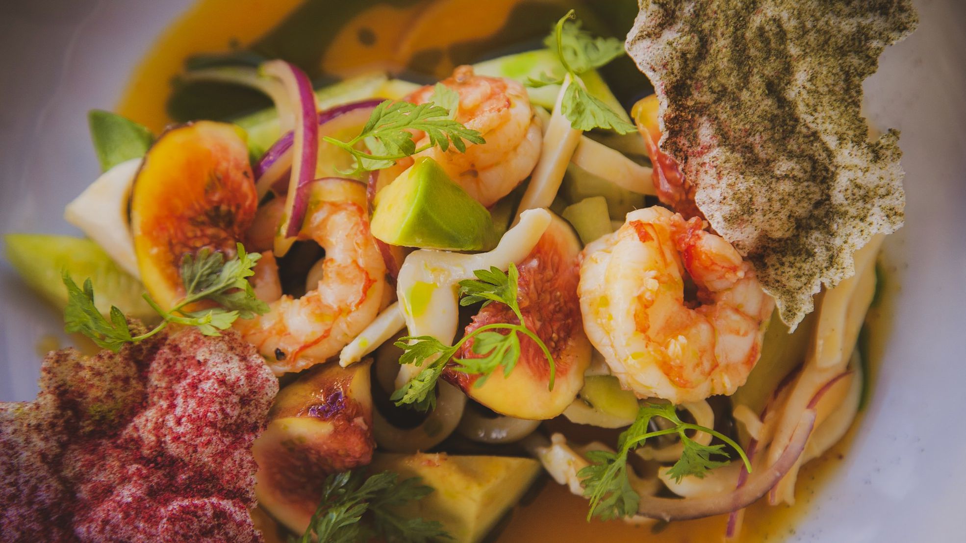 Салат из огурца и авокадо с помело и аргентинскими креветками